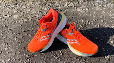 RECENZIJE: Saucony Triumph 22 – uravnoteženo blaženje za dolge kilometre